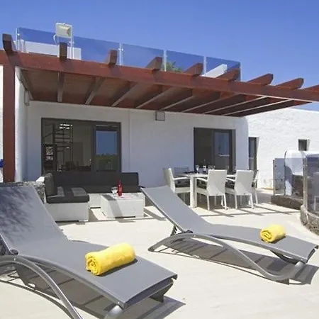 Modern Villa In Los Mojones 4 Bedrooms Large Heated Pool Villa Mojones Puerto Del Carmen Villa Tias