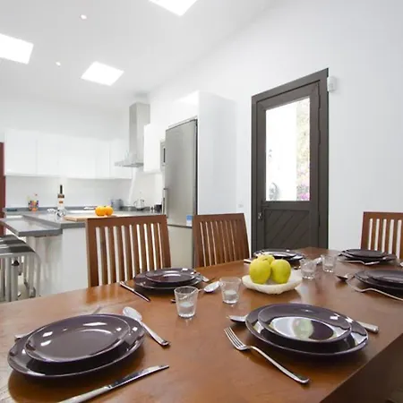 Modern Villa In Los Mojones 4 Bedrooms Large Heated Pool Villa Mojones Puerto Del Carmen Villa Tias