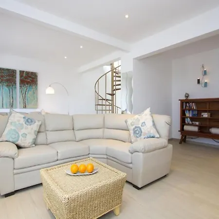 Modern Villa In Los Mojones 4 Bedrooms Large Heated Pool Villa Mojones Puerto Del Carmen Villa Tias
